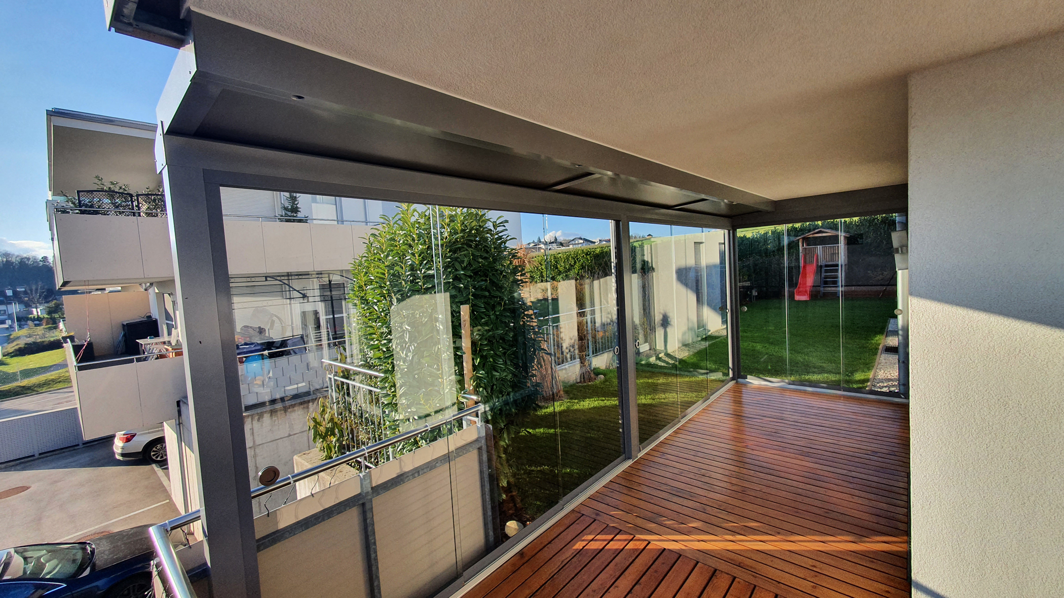 Terrassenverglasung mit einem kleinen Dach und 2 Seiten mit Schiebetüren geschlossen