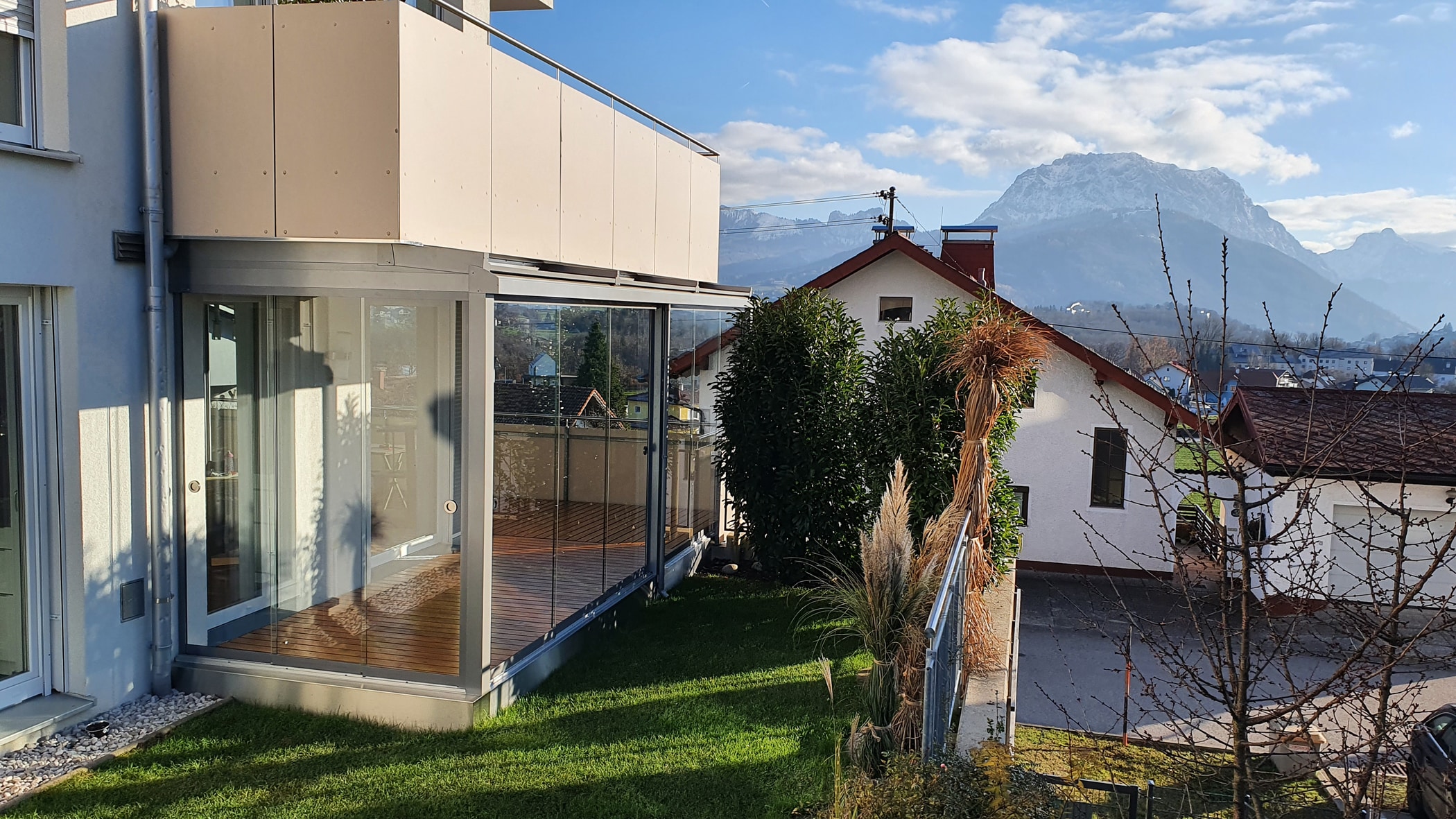 Terrassenverglasung Sonderanfertigung mit Glasschiebetüren