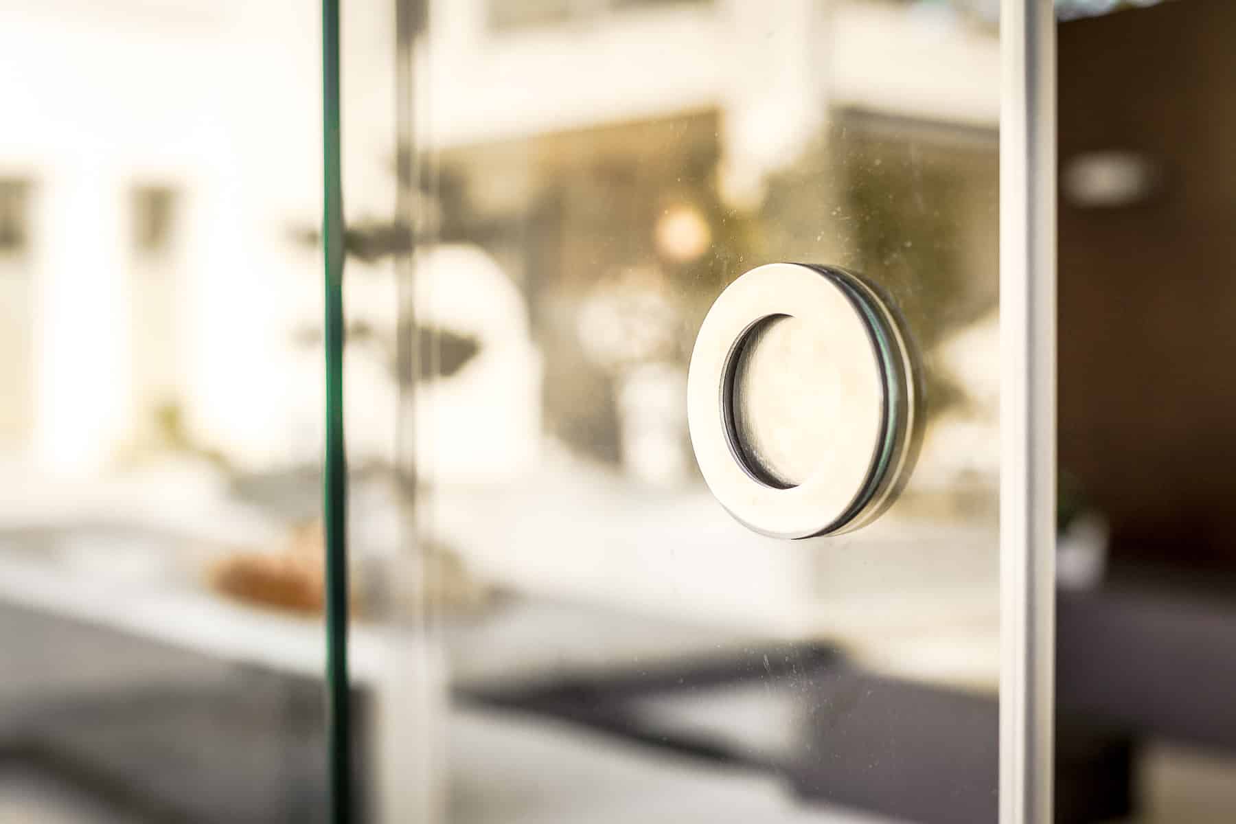Transparenter Windschutz und Wetterschutz aus Glas