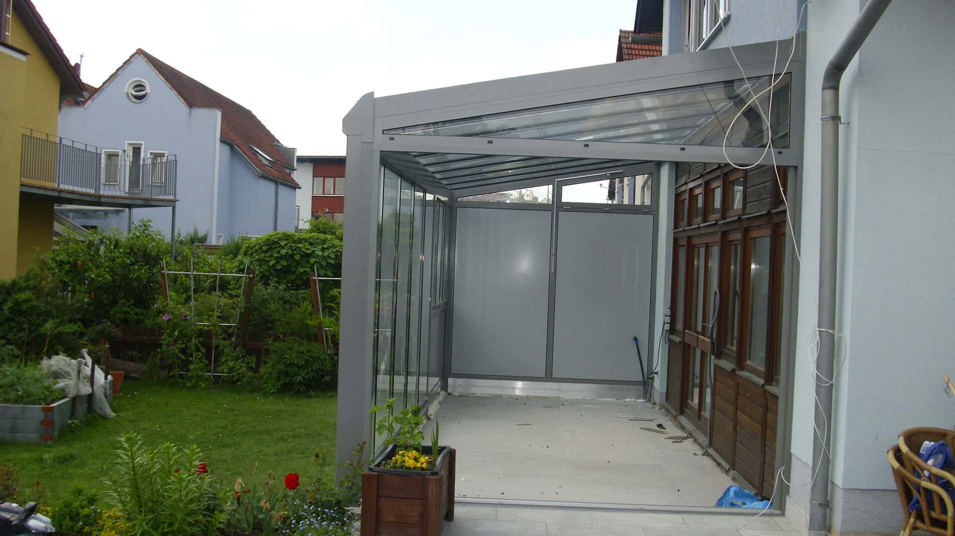 Überdachung Alu Glas und geschlossenem Sichtschutz