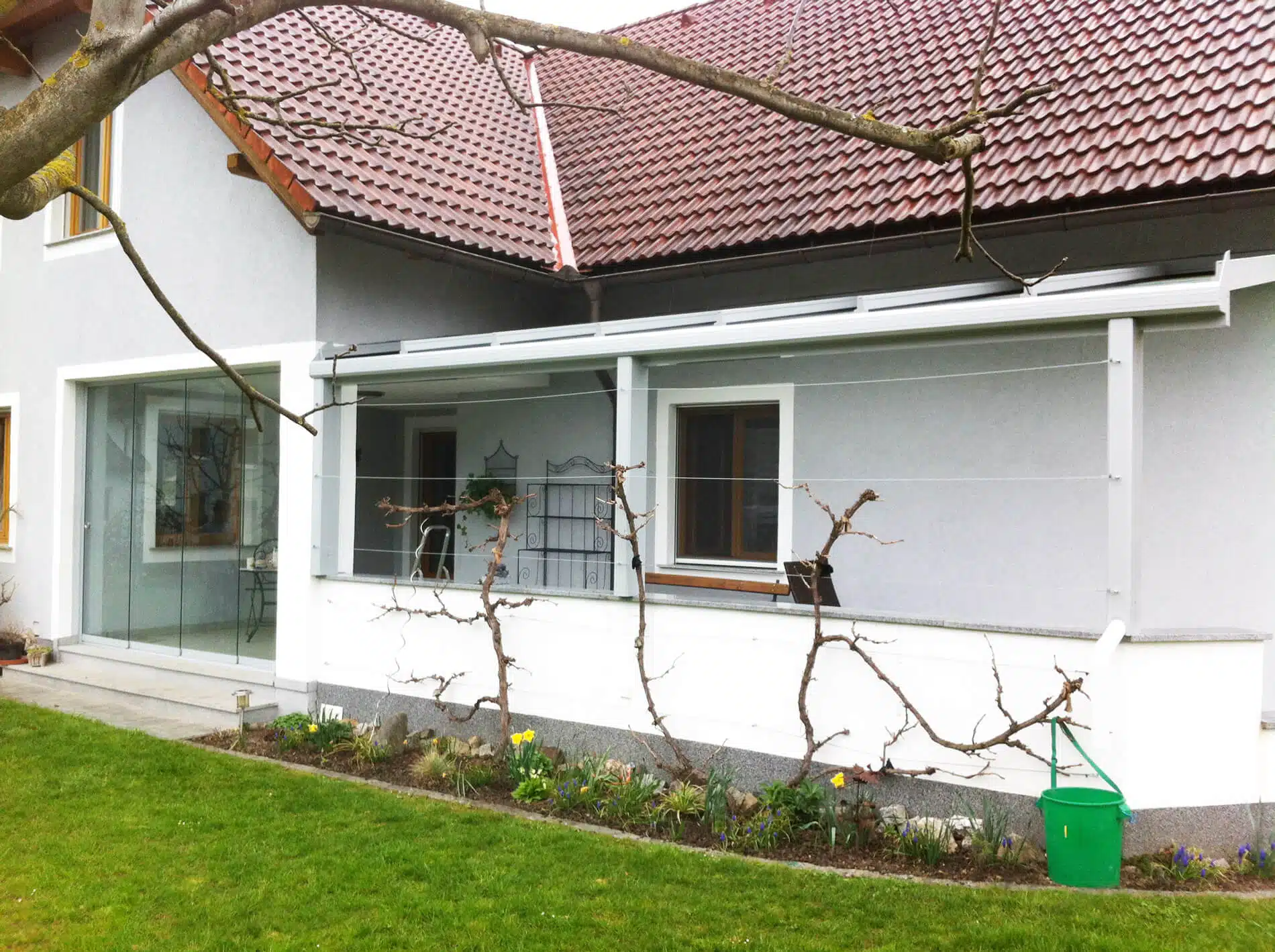 Überdachung mit Windschutz aus Glas