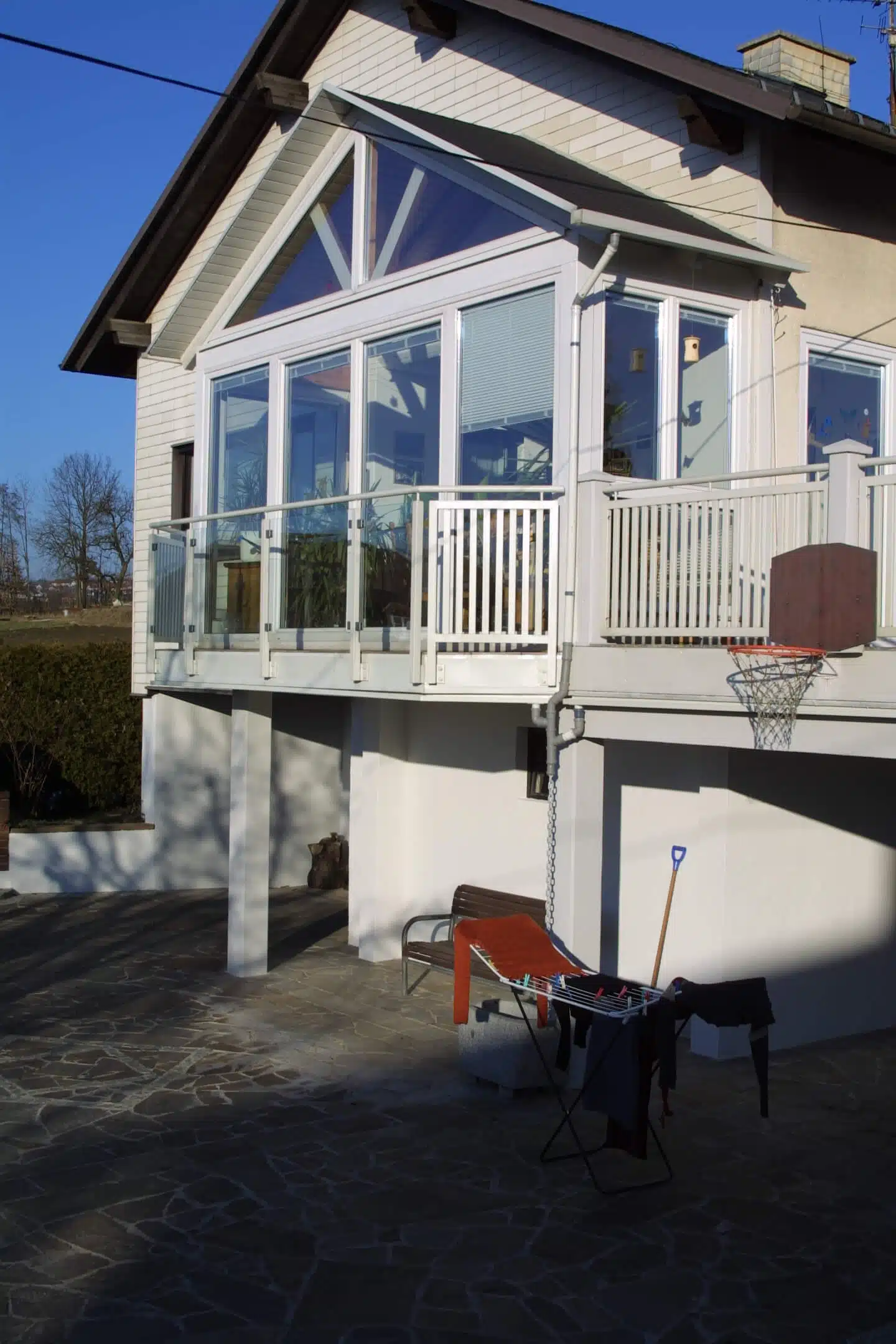 Verglasung Balkon mit schräger Oberlichte