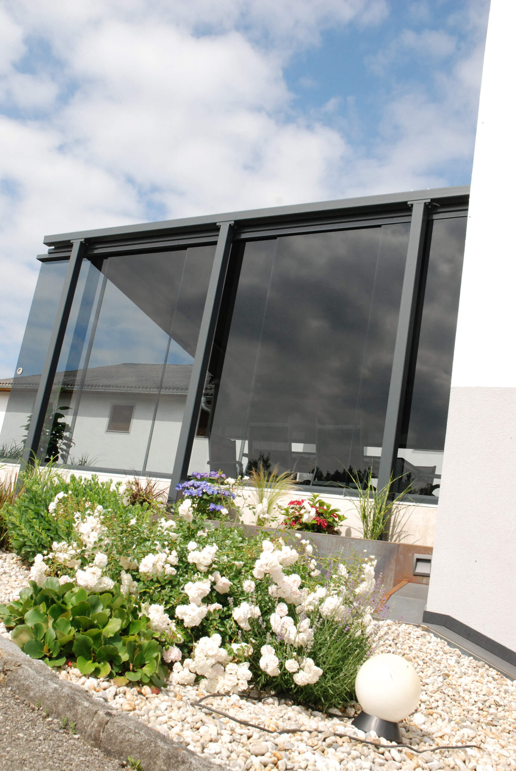 Windschutz freistehend mit flexiblen Glasschiebetüren