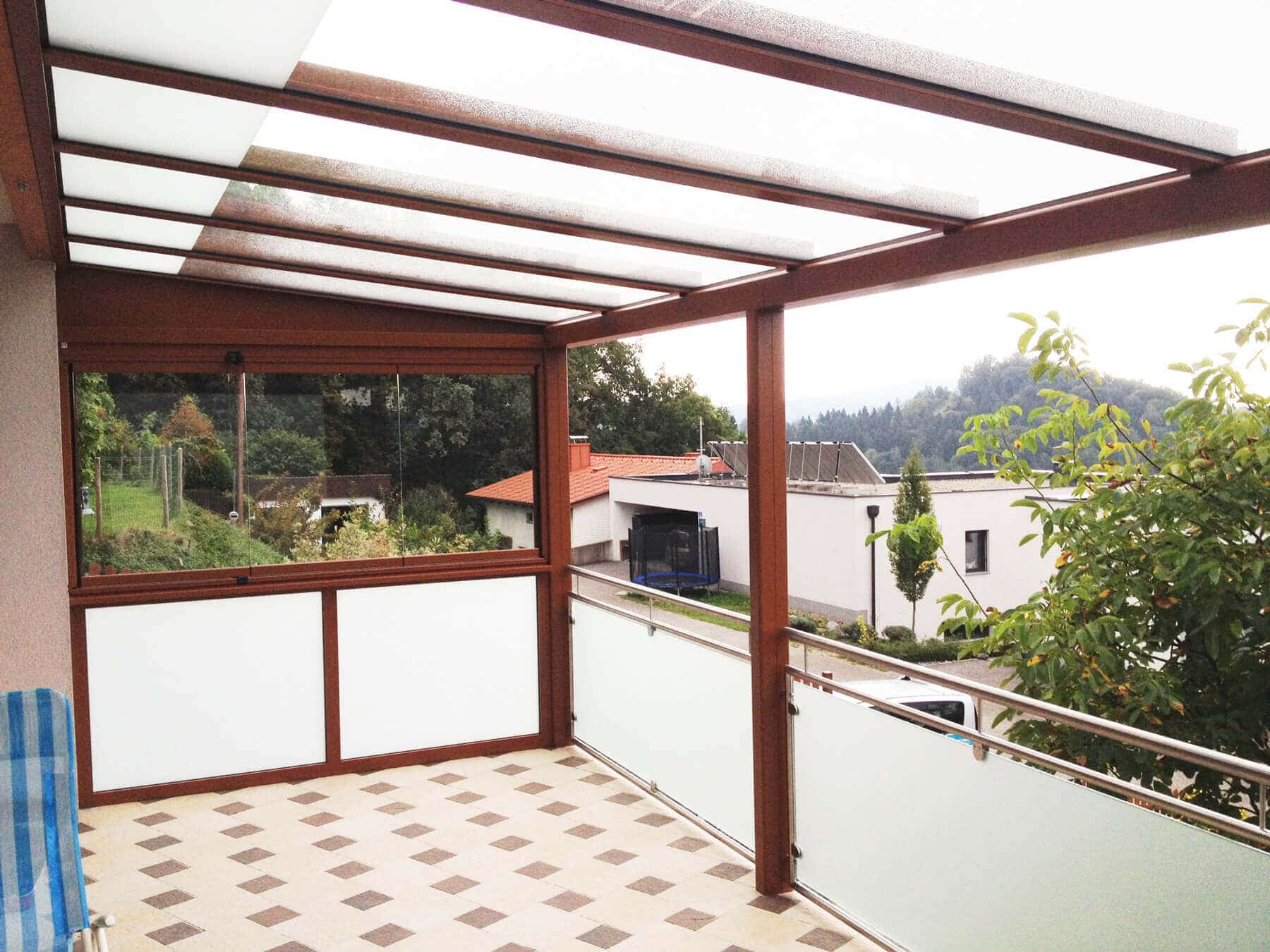 Windschutz für Terrasse mit Milchglas und Schiebetüren