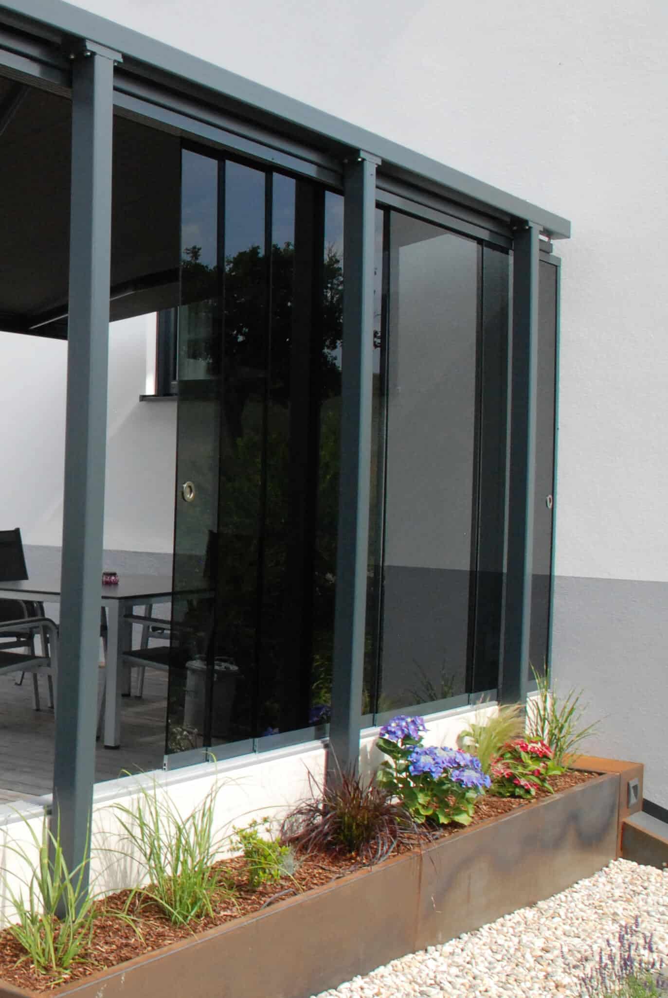 Windschutz von Schmidinger auf Terrasse mit Sonnenschutz
