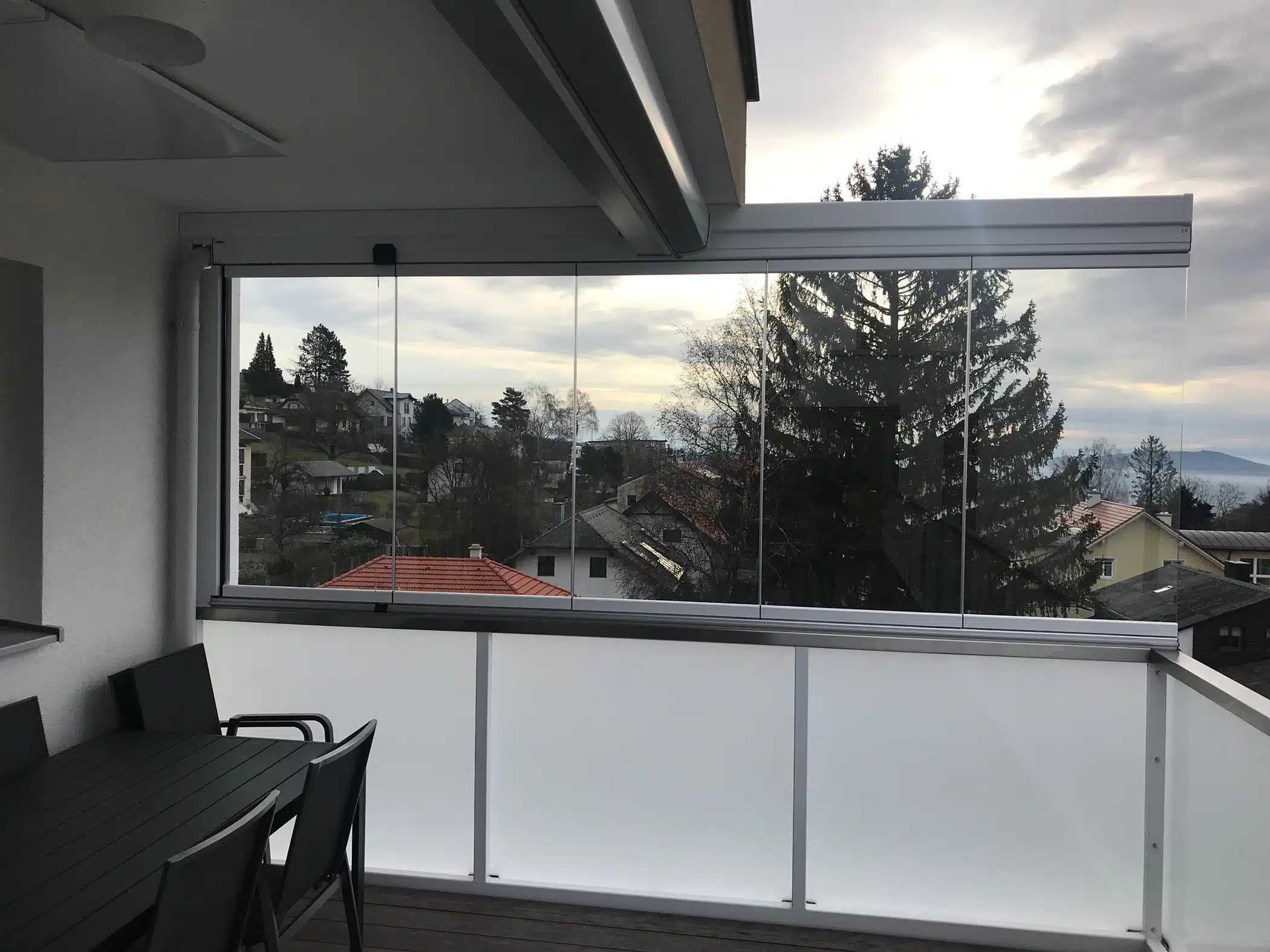 Windschutz zum Wegklappen auf Balkon