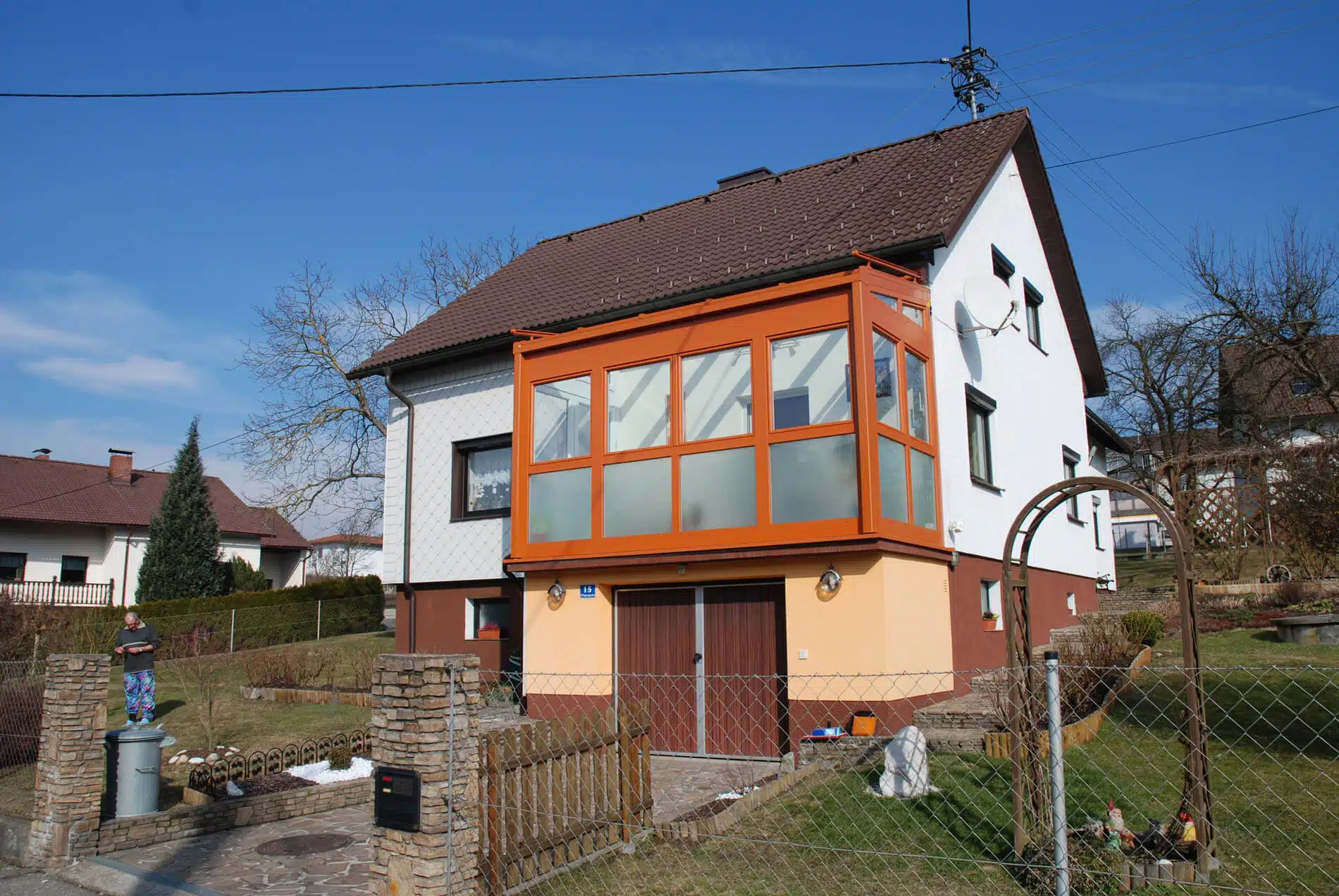 Wintergarten Anbau Einfamilienhaus mit Beschattung außen