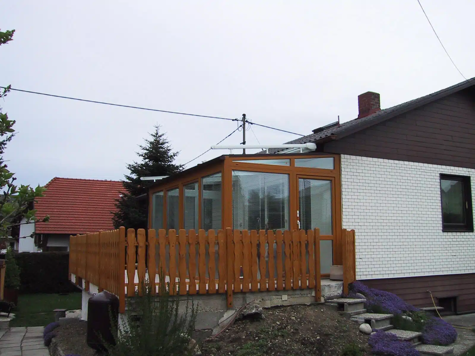 Wintergarten Holzoptik mit Außenbeschattung