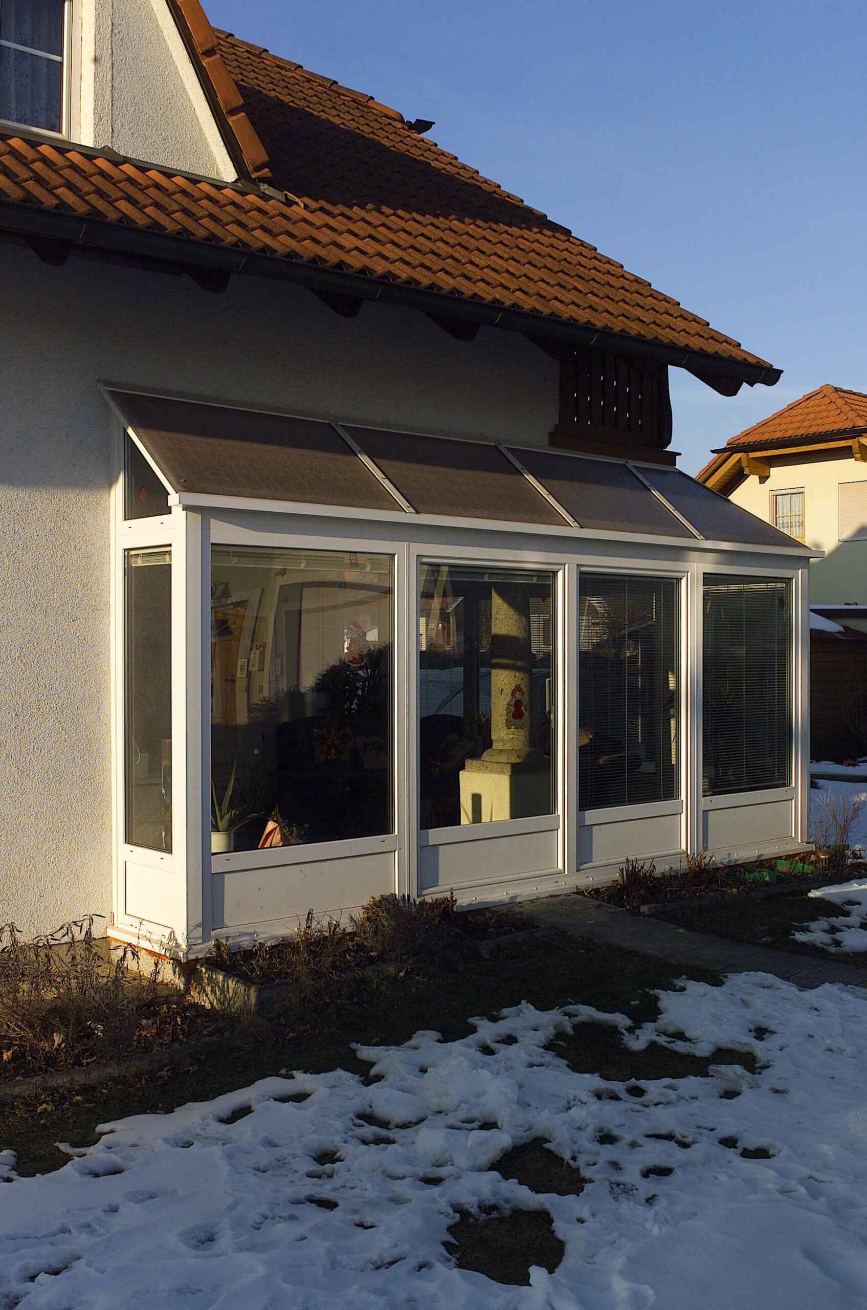Wintergarten mit einem kleinen Dach