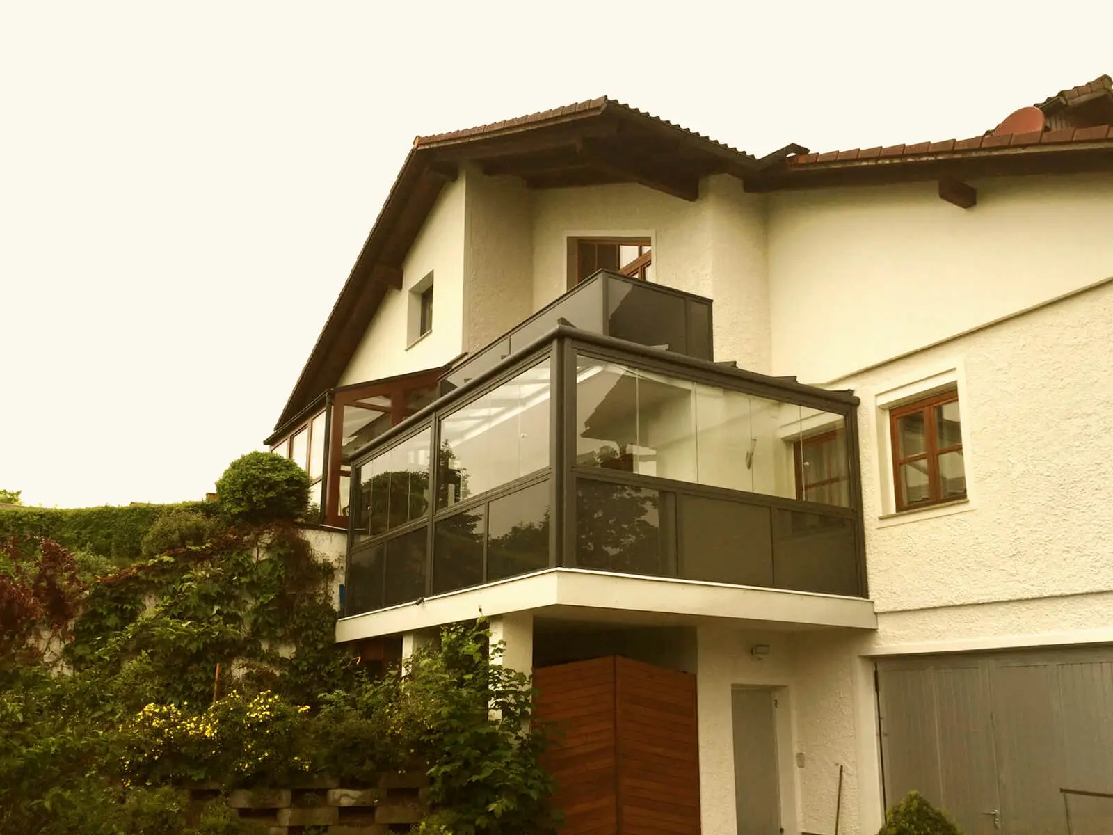 Wintergarten Schmidinger zwei Wintergärten auf Balkone montiert Einfamilienhaus